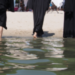 Füße im Wasser zum Tauffest am Otto-Maigler-See