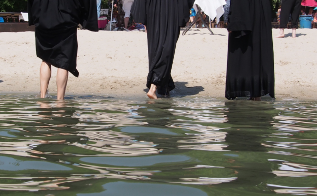 Füße im Wasser zum Tauffest am Otto-Maigler-See